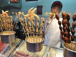 Mercado Noturno de Wangfujing, barraca de comida
