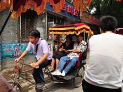 Rickshaw percorrendo um hutong