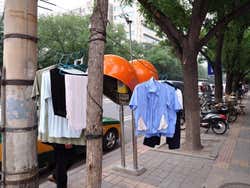 Roupa pendurada na rua